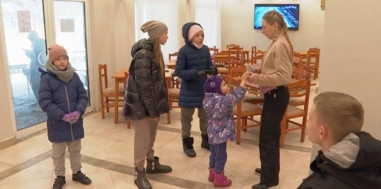 Половината от хотелите оставят настанените в тях бежанци