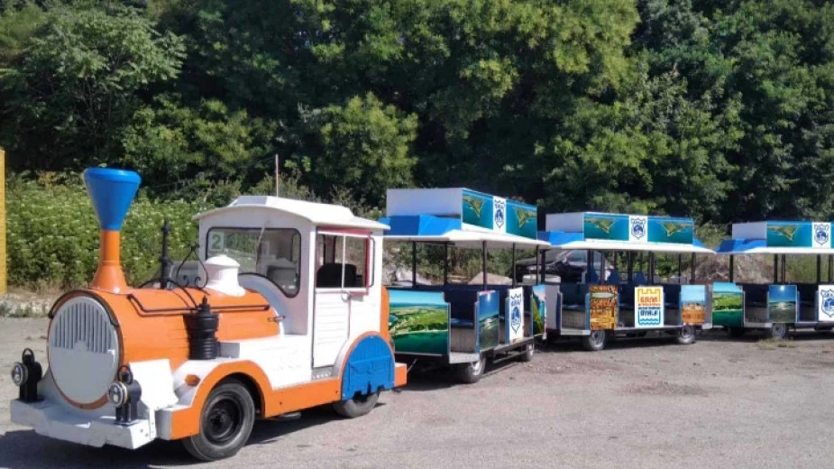 И в Бяла атракционно влакче вози туристи
