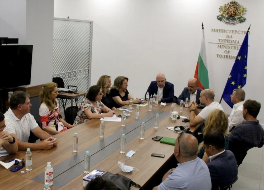 Министрите на туризма и здравеопазването обещаха предвидимост за туризма 
