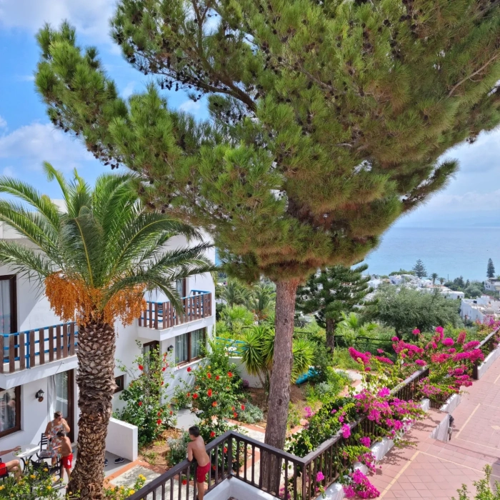 Хотел Hersonissos Village на Крит впечатлява българите с уникални гледки