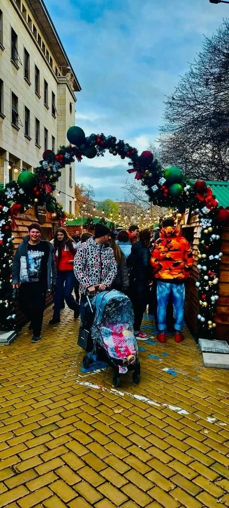 Приказен коледен базар отвори на ул. Съборна в София 