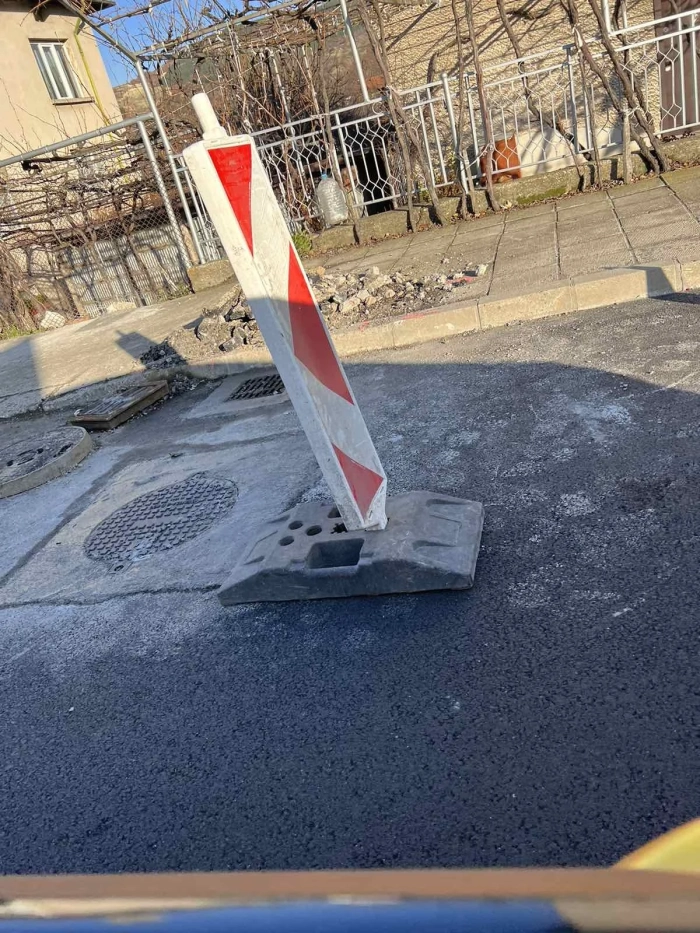 Новият асфалт по пътя за Банско вече е с кръпки заради забравени шахти