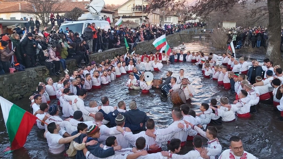 Мъжкото хоро нагази във водите на река Тунджа в Калофер