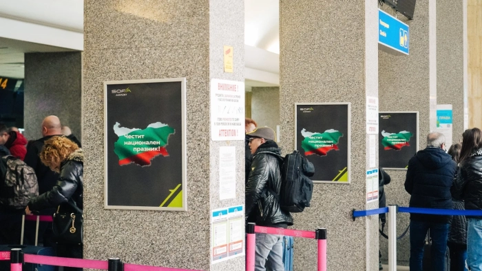 Летище София подарява знамена за празника