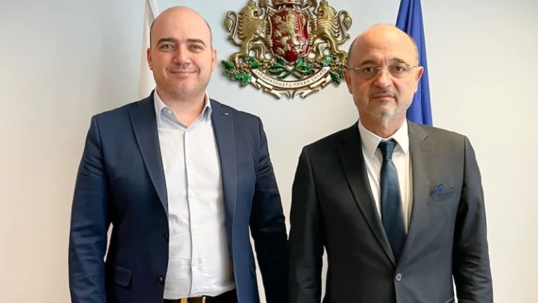 Двама министри договориха повече медицинска помощ за летния сезон 