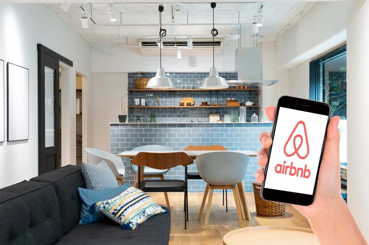 Акциите на Airbnb се сринаха след скандал за скрити камери в спалните и баните