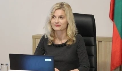 Министър Динкова: ДДС в туризма остава 9%