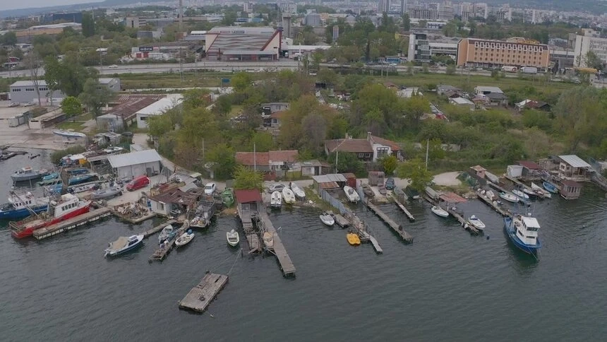 Бетон е излят незаконно на северния бряг на Варненското езеро 