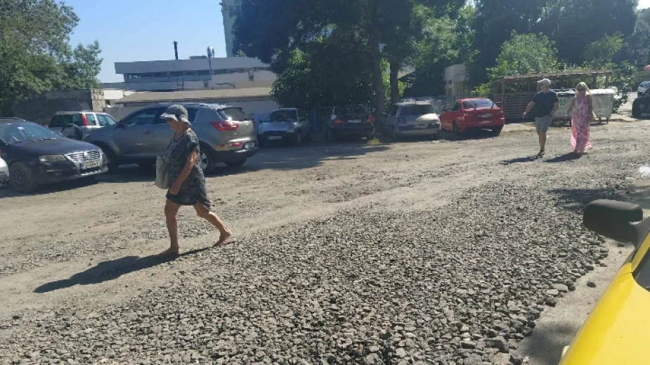 Туристи недоволни от състоянието на подстъпа към южния плаж в Приморско