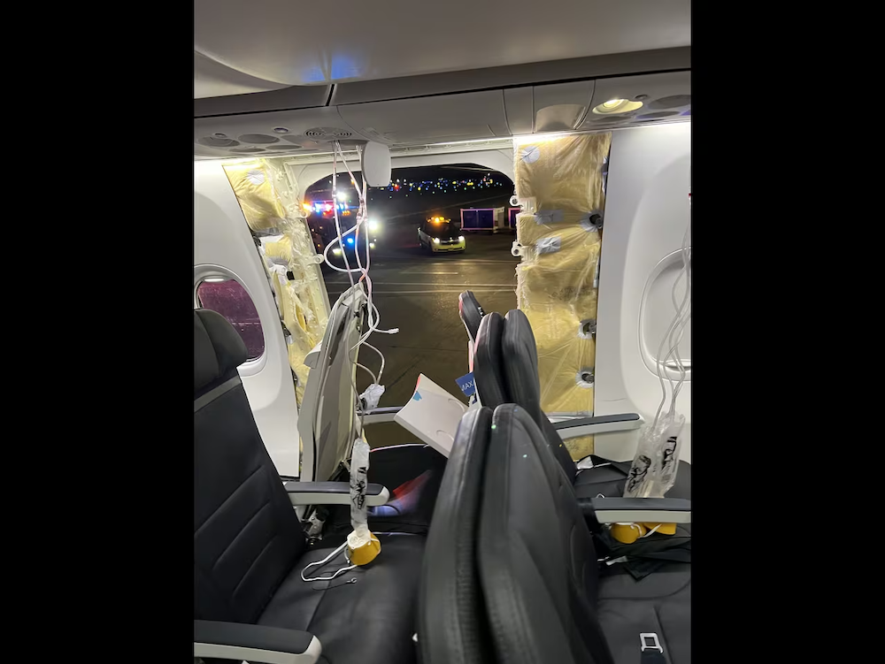 Част от корпуса на самолет на Alaska Airlines се отдели по време на полет