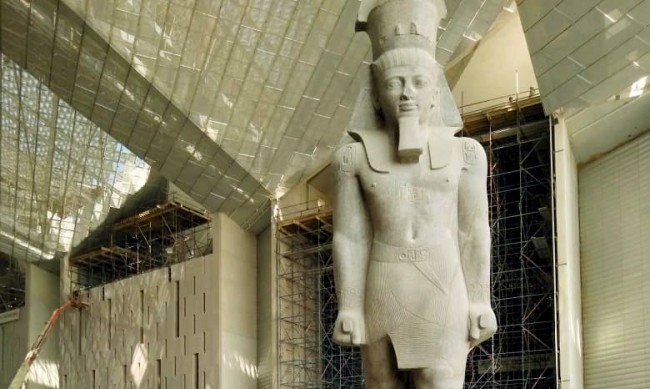 Археолози откриха част от огромна статуя на Рамзес II