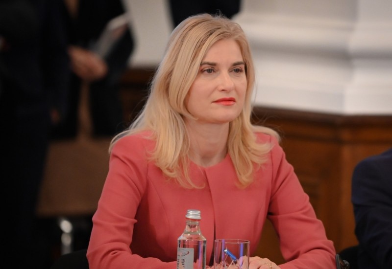 Динкова отчете пълно изпълнение на мерките в туризма за 9 месеца