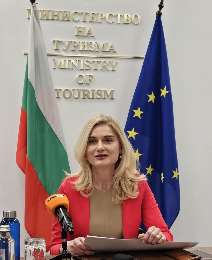 Зарица Динкова остава министър на туризма
