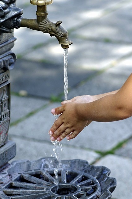 Европейска директива: България трябва да въведе безплатно вода от чешмата в заведенията