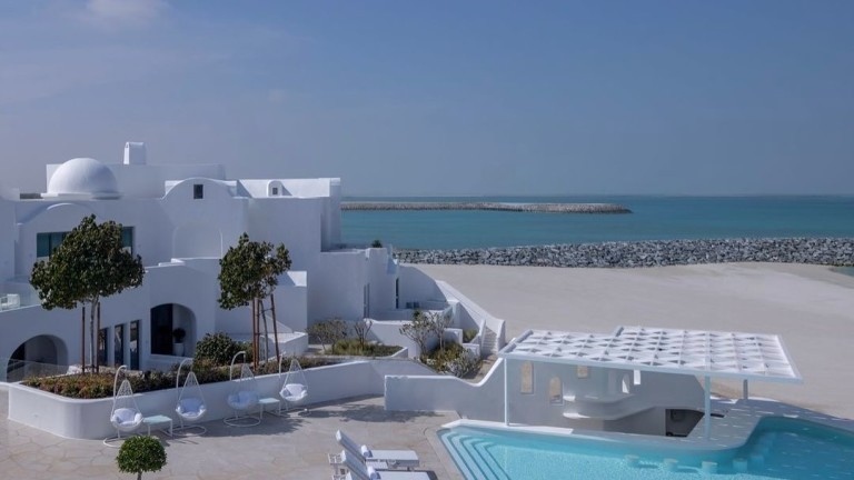 Новата атракция в Абу Даби е хотел Anantara Santorini