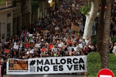 Над 10 000 души протестираха срещу наплива от туристи в Палма де Майорка