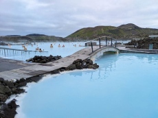 Популярният исландски термален курорт Синята лагуна отново бе отворен