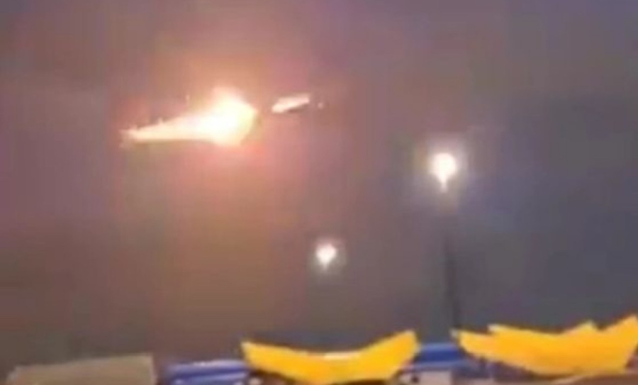 Самолет с 389 пътници се запали във въздуха (ВИДЕО)