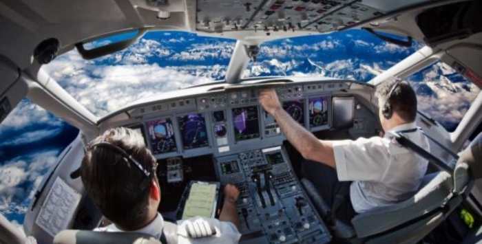 Защо авиокомпаниите не позволяват на пилотите да имат бради?