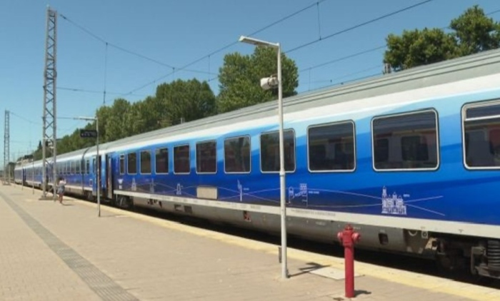 Пътници стояха прави в нощния влак София-Бургас след близо 3 часа закъснение