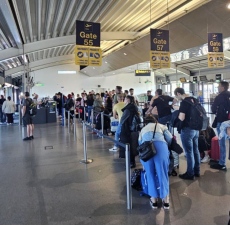 Самолетът с блокираните българи на летището в Лондон излетя с 15 часа закъснение 