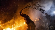 Евакуират туристи от три гръцки острова заради пожари