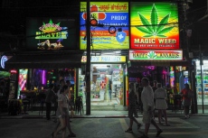 Тайланд може да отмени забрана за продажба на алкохол, за да привлича туристи