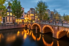 Амстердам спира круизните кораби до 2035 г.