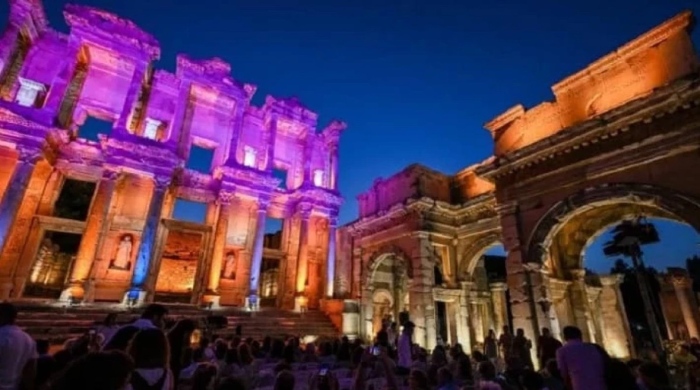 Древният град Ефес посреща посетители до полунощ с феерично осветление  