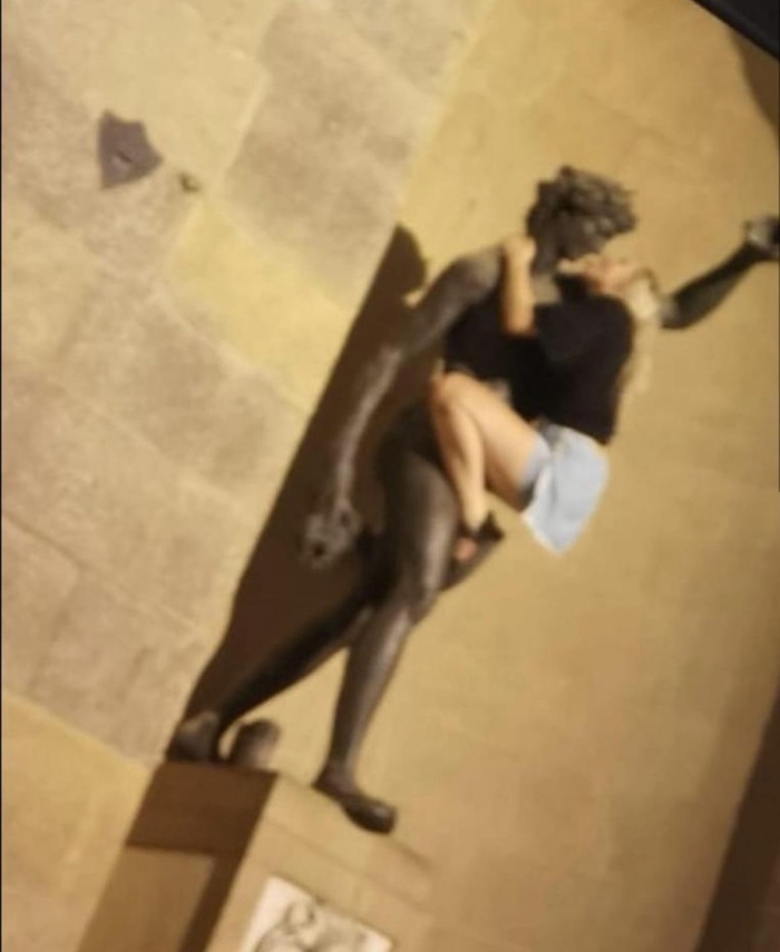 Туристка оскверни статуя на римския бог Бакхус във Флоренция