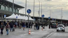 Затвориха летището Basel-Mulhouse заради палежите във Франция