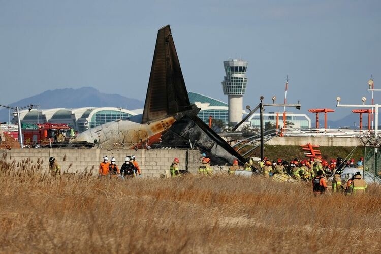 Самолет на Jeju Air със 181 пътници на борда се разби в Южна Корея, има загинали