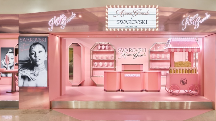 Swarovski и Ариана Гранде с pop-up магазин на летище Хийтроу