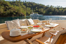 Eternity Yacht Club организира ритрийти и партита на катамаран в Гърция това лято
