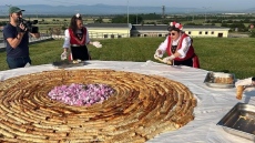 Приготвиха най-дългата вита баница с рози в Казанлък