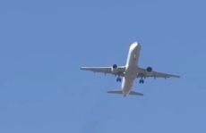 Самолет на American Airlines се върна аварийно в Лас Вегас след пламъци от двигателя