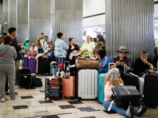 Стотици останаха с часове да чакат закъснели полети – хаос по летищата заради летния сезон и овърбукинг