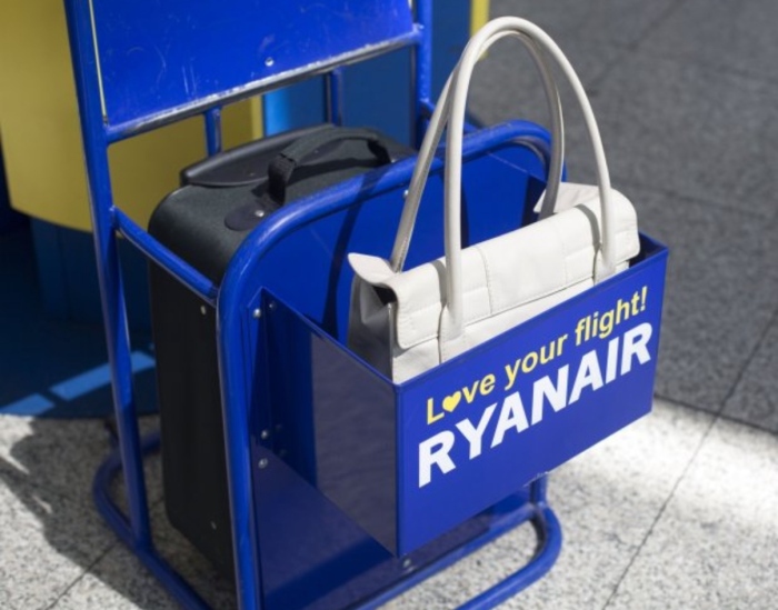 Ryanair вдига бонусите на служителите за засичане на наднормен багаж