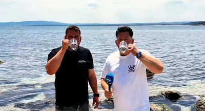 Кметът на Приморско изпи чаша морска вода в ефир, за да докаже колко е чиста