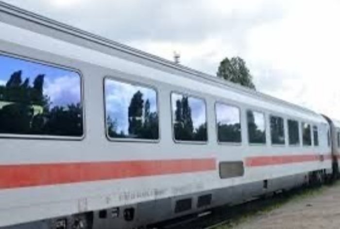 Влак в Румъния изгуби два от вагоните си в движение