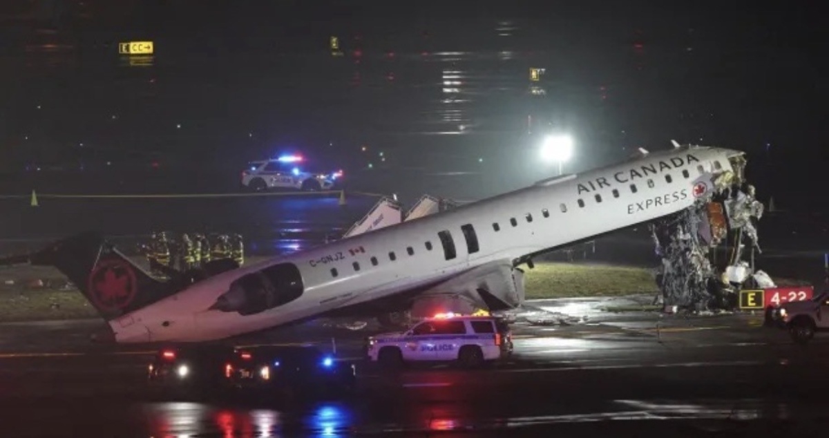 Самолет на Air Canada се удари в пожарна кола на летище в Ню Йорк 
