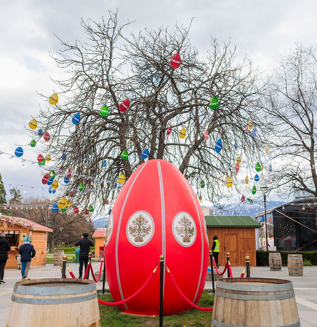 3-метрово великденско червено яйце с българска шевица е фокусът на Sofia Spring Fest 2026