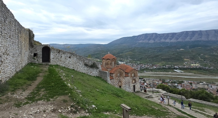 1000 прозореца и най-живописния град в Албания