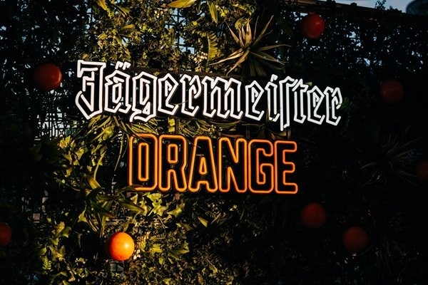 Jägermeister ORANGE дебютира в България с впечатляващо парти и светлинно шоу с дронове