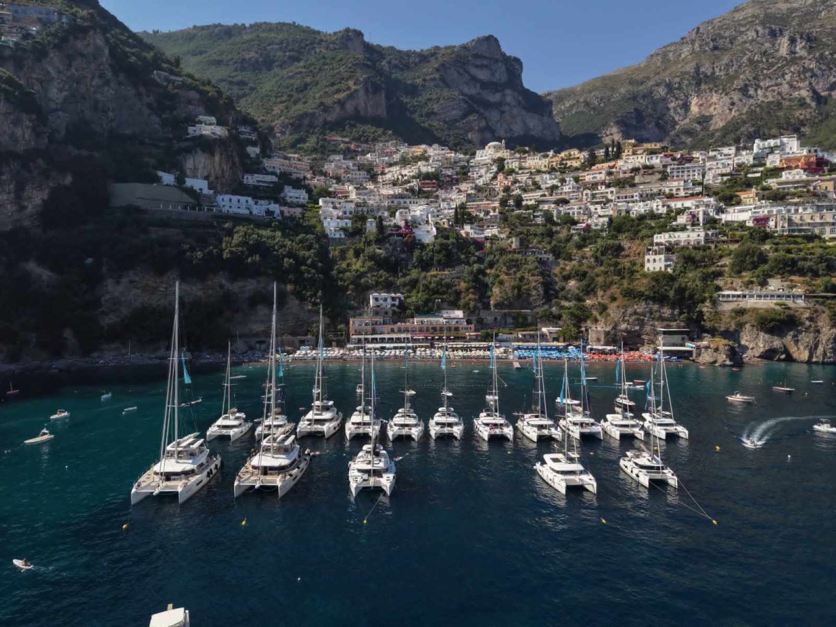 Започна Azure Yacht Festival с 14 катамарана с българи из Амалфийското крайбрежие 
