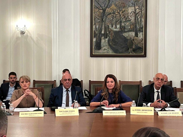 Представители на три министерства обсъдиха с народните представители актуални въпроси в Комисията по туризъм в Парламента