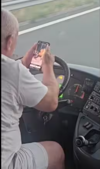 Снимаха шофьор на автобус да гледа TikTok, докато кара на магистралата, уволниха го