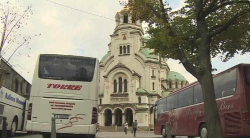 Туроператорите са недоволни от мястото за паркиране на туристическите автобуси в София