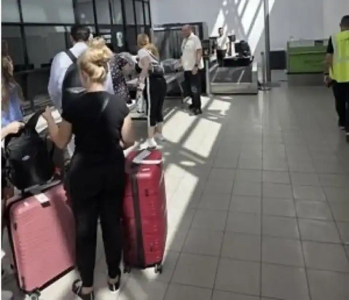 Пътници сами носят куфарите си на летище Васил Левски