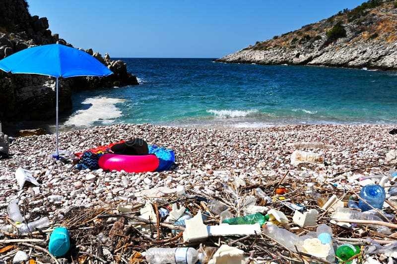 Туристи се оплакват от европейските Малдиви в Албания - мръсно море и плажове